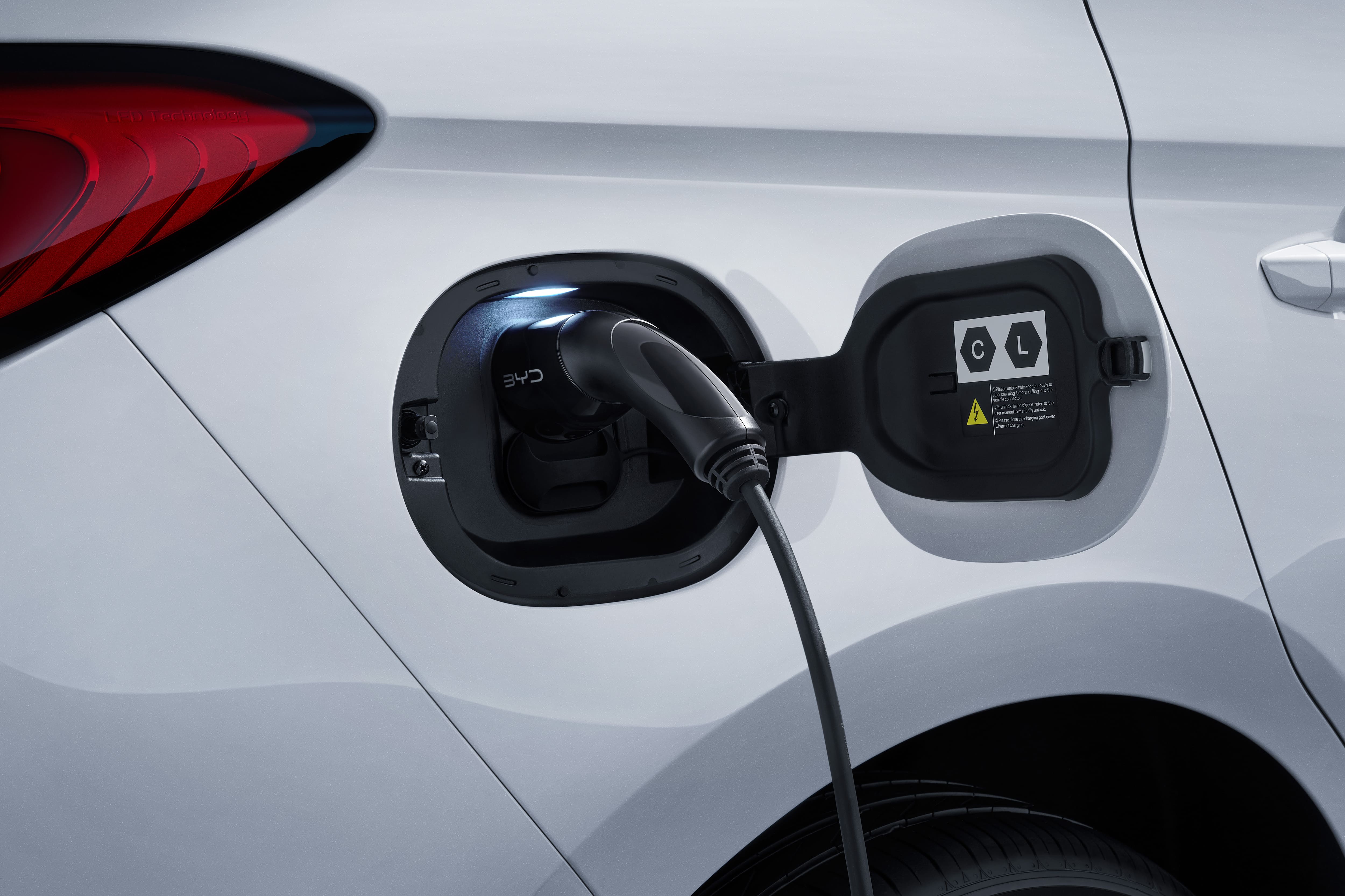 M6 - Charging Port / Detail