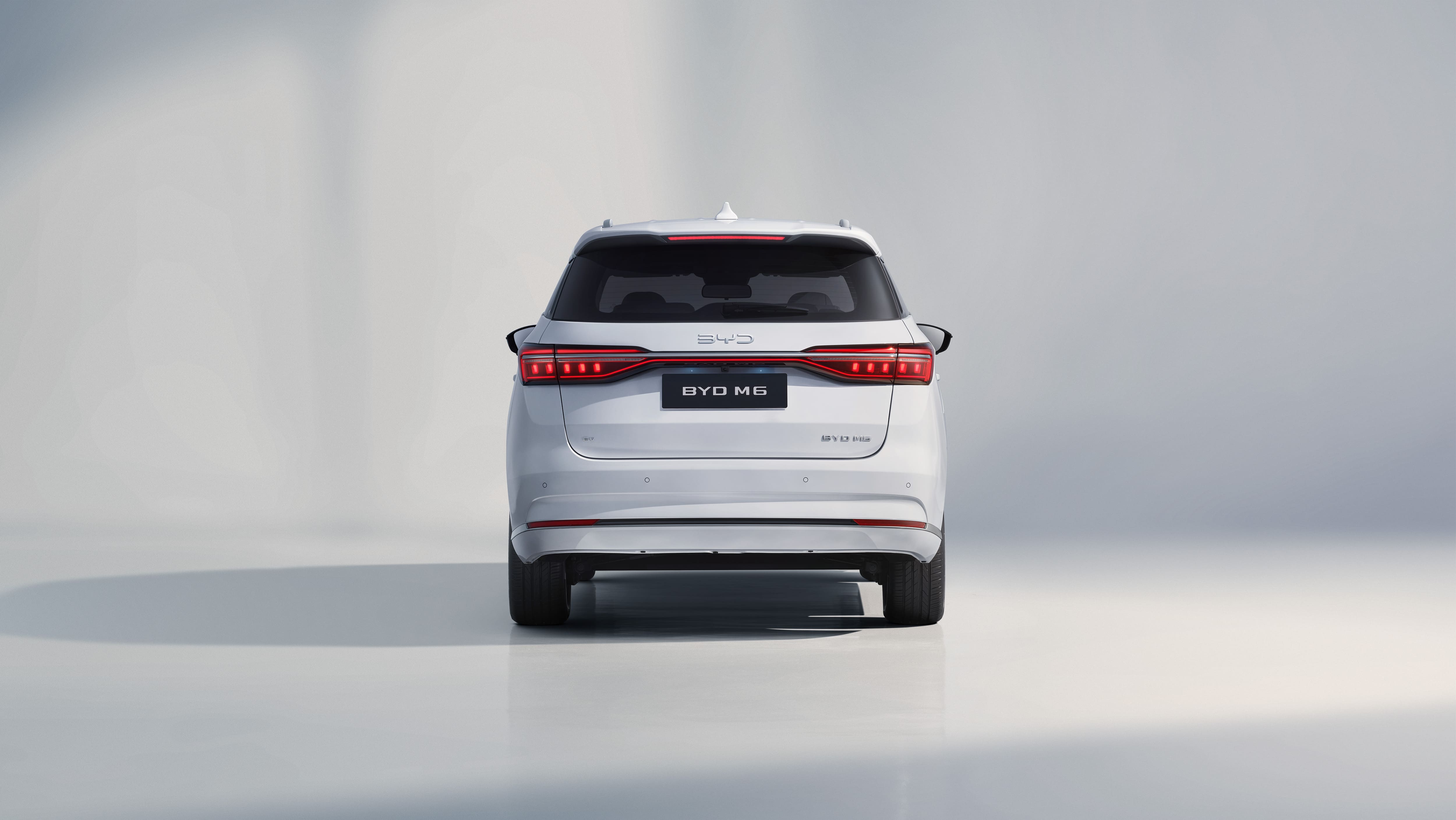 M6 - Exterior Rear 3/4